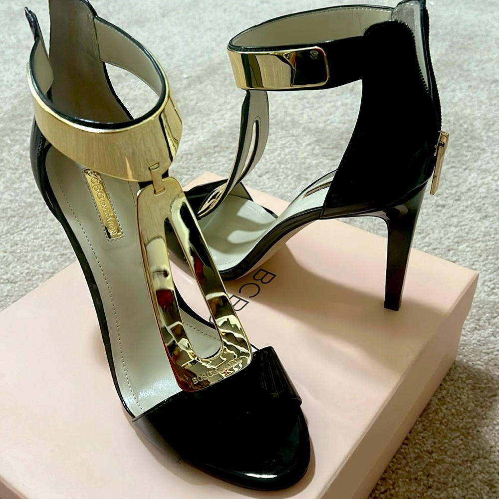 BCBG BLACK & GOLD PUMPS